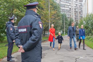Юлия и Алексей вместе с детьми идут голосовать на выборах мэра Москвы 8 сентября 2013 года. Навальный получит больше 27% голосов и займет второе место. Выиграет Сергей Собянин с официальным результатом 51%.