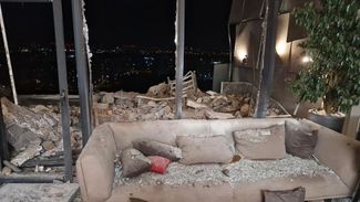 Выбитые окна в квартире одной из многоэтажек, на которую упали обломки дрона