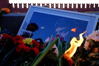 Мемориал на Большом Москворецком мосту, где в ночь на 28 февраля 2015 года был убит Борис Немцов. Москва, 27 февраля 2016 года