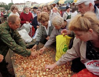 Торговля луком на рынке в Санкт-Петербурге, 25 августа 1998 года