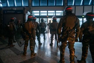 Французские военнослужащие в аэропорту Нумеа, 17 мая 2024 года