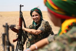 Боец курдской армии в Сирии, сентябрь 2015 года