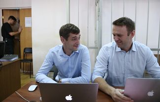 Олег и Алексей Навальные перед заседанием суда по делу «Ив Роше». 14 августа 2014-го