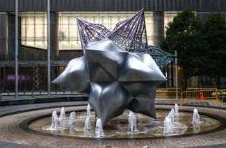 Скульптура Фрэнка Стеллы 'Jasperʼs Split Star' перед зданием Всемирного торгового центра рядом с Национальным мемориалом 11 сентября в Нью-Йорке