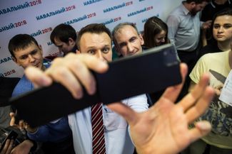 Навальный фотографируется с волонтерами и сторонниками после открытия штаба в Новосибирске. 18 февраля 2017 года