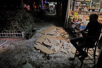 Владелец магазина в пригороде Тель-Авива, поврежденного выпущенной из Газы ракетой
