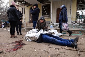 66-летняя Нина Коваленко плачет над телом своего 34-летнего сына Михаила, убитого во время обстрела Константиновки