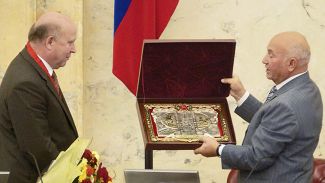 Юрий Лужков награждает Валерия Шанцева знаком отличия за заслуги перед столицей, 16 августа 2005 года