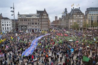 Участники климатического марша в Амстердаме, 6 ноября 2021 года