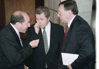 Борис Березовский и Владимир Гусинский (справа) на инаугурации Бориса Ельцина в 1996 году