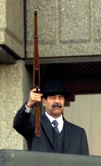 Саддам Хусейн в 2000 году. За десять лет до этого он попытался захватить соседний Кувейт, в результате чего против Ирака были введены беспрецедентные международные санкции; еще через три года американцы свергнут его самого