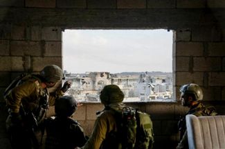 Военнослужащие ЦАХАЛ изучают местность предстоящей операции на территории сектора Газа