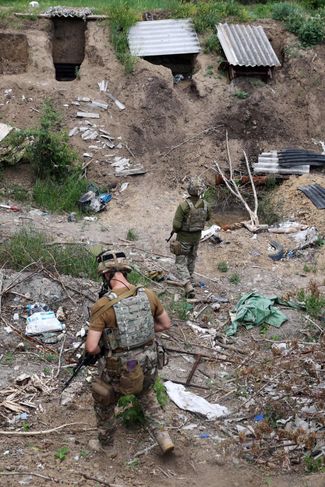 Украинские военные осматривают оставленные российскими силами позиции в Белогоровке неподалеку от Лисичанска
