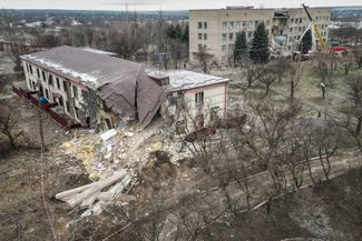 Вид на разрушенную больницу в Селидове
