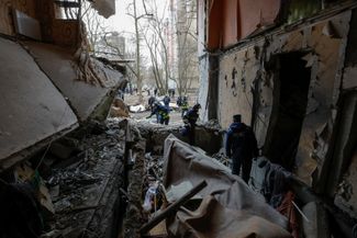 Сотрудники МЧС самопровозглашенной ДНР ведут поисково-спасательные работы в многоэтажном доме, разрушенном во время обстрела