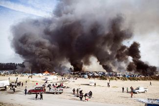Пожар в лагере мигрантов в Кале, Франция, 26 октября<br>