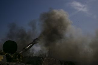 Бойцы ВСУ открывают артиллерийский огонь на передовой