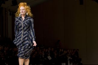 Вивьен Вествуд на показе коллекции весна-лето — 2008 на Неделе моды в Париже. 1 октября 2007 года