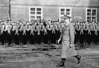 Адольф Гитлер во время инспекции немецких студенческих отрядов в Праге. 17 марта 1939 года