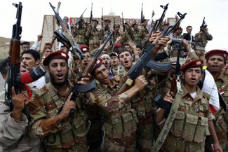 27 мая 2011 года. Йеменские солдаты присоединились к протестующим на улицах Саны. Вскоре после этого Салех бежал в Саудовскую Аравию, где в следующем году формально сложил полномочия