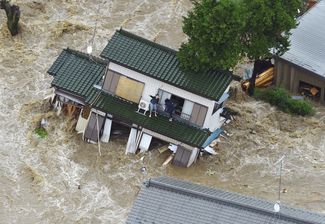 Затопленный дом в городе Дзесо в префектуре Ибараки, 10 сентября 2015 года