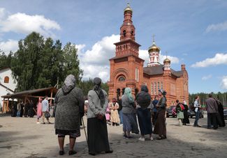 Верующие в Среднеуральском женском монастыре. 17 июня 2020 года