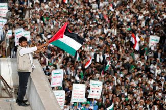 Акция в поддержку палестинцев в городе Сана, столице Йемена. На переднем плане — демонстрант с палестинским флагом. 7 октября 2023 года