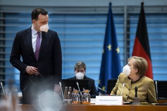 Министр здравоохранения Германии Йенс Шпан и канцлер Ангела Меркель перед началом заседания правительства Германии. 17 марта 2021 года