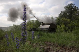 Военнослужащие 43-й артиллерийской бригады ВСУ бьют по российским позициям из самоходной гаубицы Panzerhaubitze 2000 на линии фронта под Бахмутом