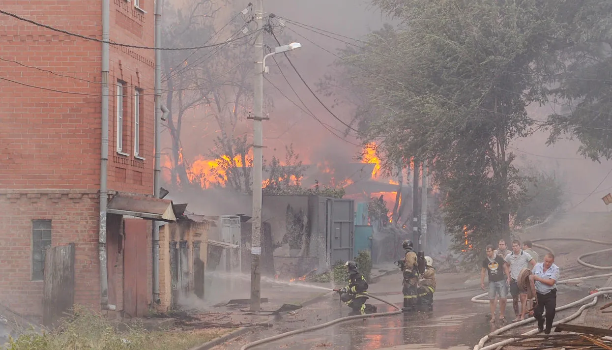 В центре Ростова-на-Дону горит район частных домов. Главное В городе  объявлен режим чрезвычайной ситуации. Жители домов утверждали, что им  угрожают поджогами — Meduza