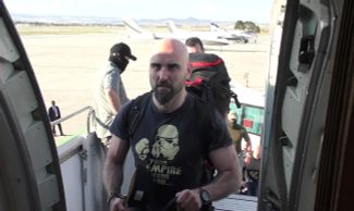 Pablo González boards a plane to Moscow at the airport in Ankara during the prisoner exchange. August 1, 2024.