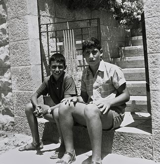 Биньямин Нетаниягу (справа) вместе с приятелем на лестнице возле своего дома. Иерусалим, 1 июля 1967 года