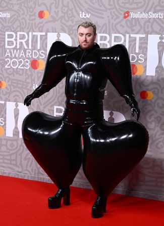 Сэм Смит на красной дорожке BRIT Awards. 11 февраля 2023 года