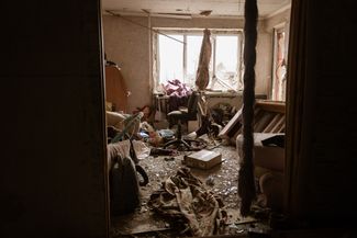 Внутри разрушенного обстрелом дома в Авдеевке