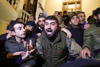 Протестующие, прорвавшиеся в здание правительства Армении ночью 10 ноября