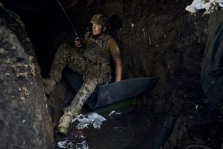 Украинский солдат в окопе недалеко от линии фронта под Бахмутом