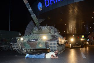 Мужчина под танком мятежников в аэропорту Стамбула