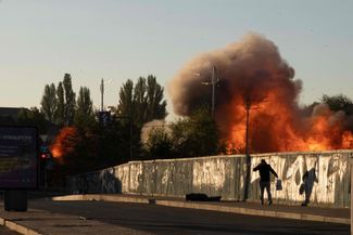 Момент взрыва после атаки беспилотника в Киеве