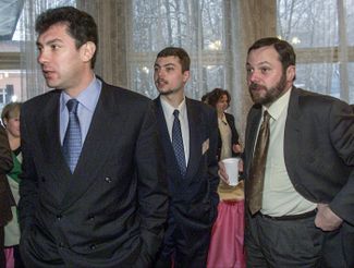 Boris Nemtsov, Vladimir Kara-Murza Sr. (right), and Vladimir Kara-Murza Jr. (center) at the SPS congress. 2001.