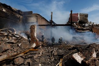 Украинские пожарные разбирают завалы на разрушенном в результате российского ракетного удара керамическом заводе в Славянске. Город, который контролирует армия Украины, <a href="https://www.facebook.com/Vadymlyakh/posts/pfbid02ZBJ4KEtzCfhBRQuAAwE4WKah3JZsYQTqg37HjZLvavXtyjtbyiXarC8SSmEMwLusl" rel="noopener noreferrer" target="_blank">был обстрелян</a> россиянами утром 26 августа. Жертв нет