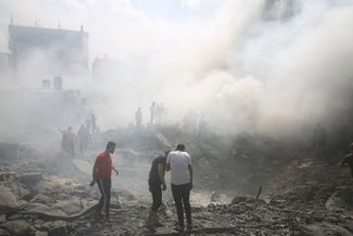 Жители Рафаха ищут выживших после израильского авиаудара. 12 октября 2023 года