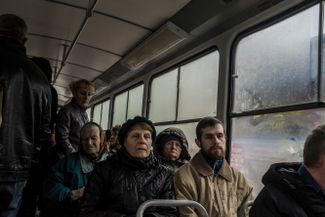 Трамвай в Донецке, 21 апреля 2017 года. До начала конфликта в городе проживало около миллиона человек. Многие его покинули, но это по-прежнему огромный город. Линия фронта проходила по его окраинам.