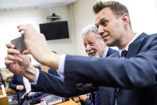 Алексей Навальный и адвокат Алишера Усманова Генрих Падва, Люблинский суд Москвы, 30 мая 2017 года
