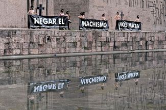 Власти Мадрида запретили проводить митинг на 8 марта из-за пандемии коронавируса. Тем не менее, активистки Femen вышли на площадь Плаза-де-Колон с плакатами «Отрицание сексизма убивает нас». Число на кресте 1082 обозначает количество убитых женщин в Испании с 1999 года.