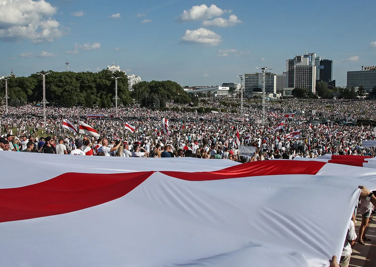 Кто угодно, лишь бы не Саша В Минске прошла самая массовая акция протеста в  истории современной Беларуси — а Лукашенко устроил митинг в свою поддержку.  Репортаж «Медузы» — Meduza