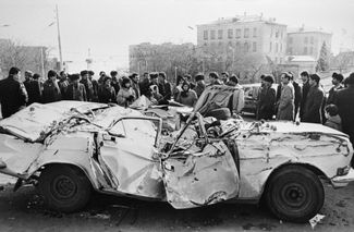 Жители Баку рассматривают машину, уничтоженную во время «черного января». 1990 год
