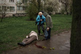 Женщина рядом с телом своего отца. Харьков