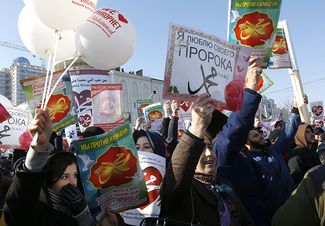 Участники акции «Любовь к пророку Мухаммеду» в защиту исламских ценностей и против карикатур на пророка. Грозный, 19 января 2015-го