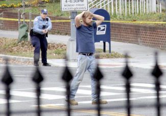 Эдгар Уэлч сдается полиции после стрельбы в пиццерии Comet Ping Pong в Вашингтоне, 4 декабря