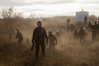 Категория «Проблемы современности», первое место в номинации «Фотоистория». Полиция разгоняет активистов, протестовавших против строительства нефтепровода Dakota Access Pipeline.